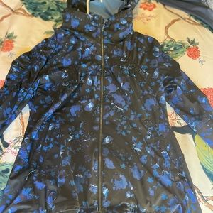 Cool toned pattern lululemon jacket.